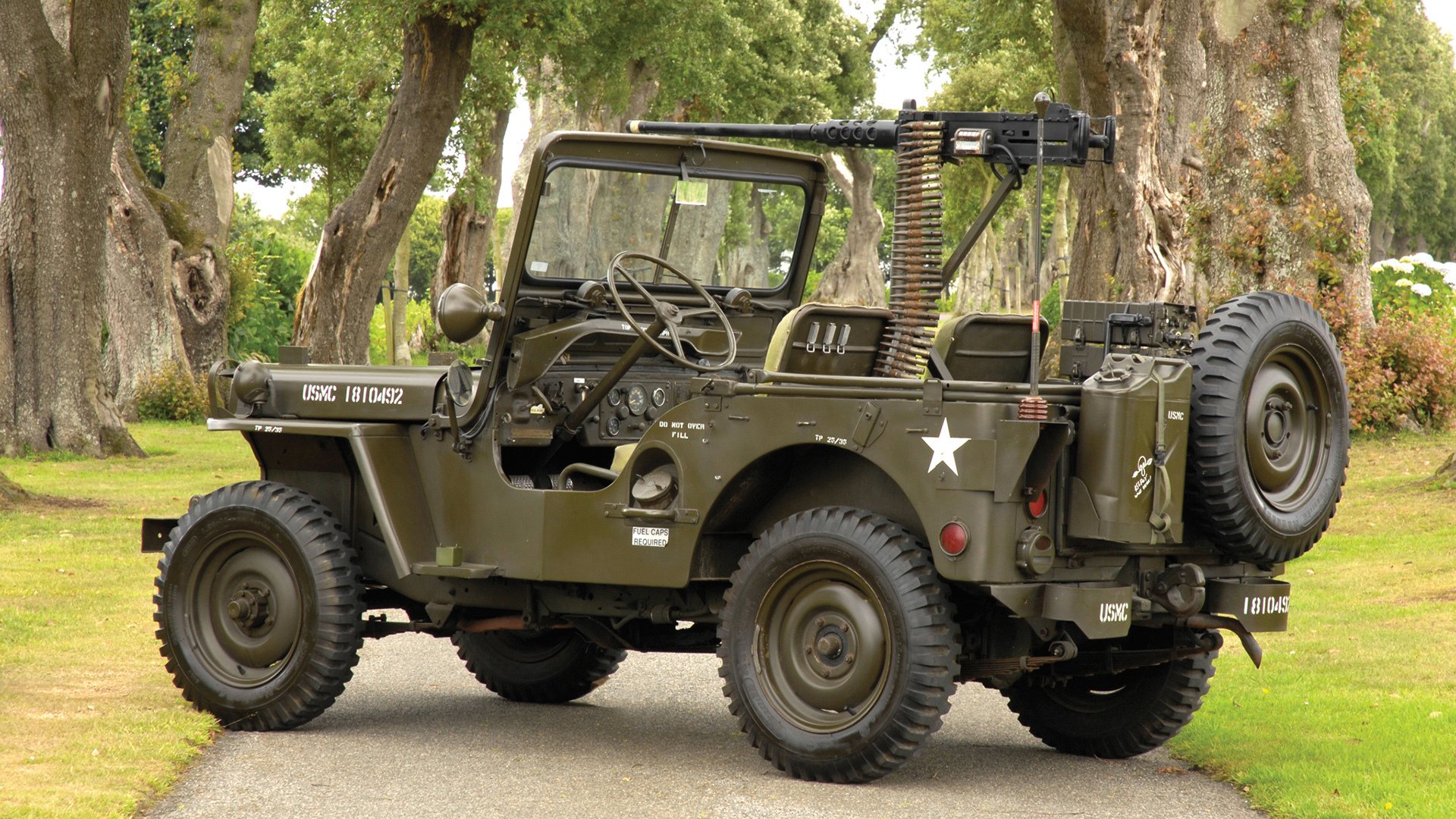 足球运动生态链构建,涵盖培训、比赛、转播全产业链,足球生涯模式